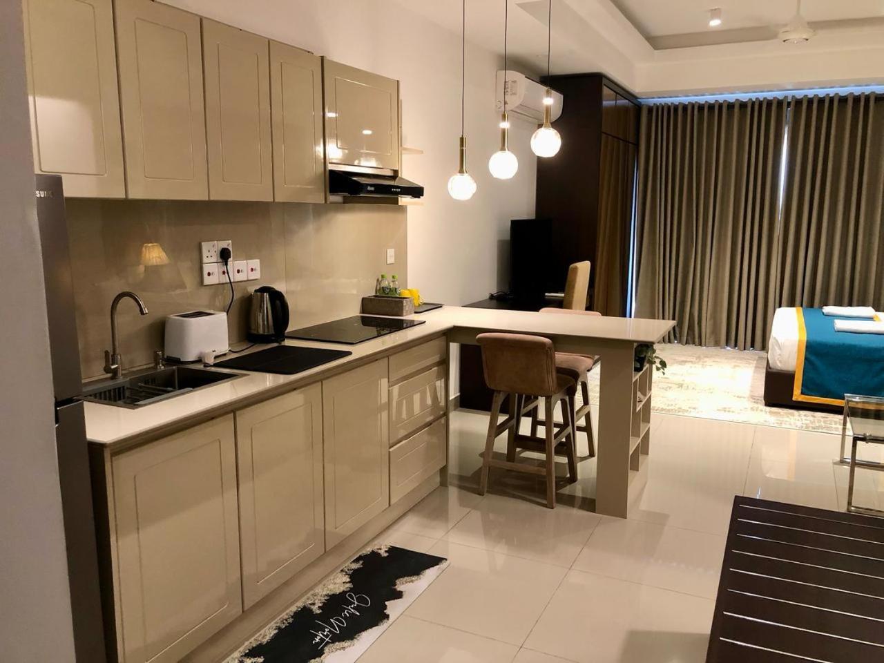 Negombo Ocean Breeze - Bliss On The Beach Luxury Apartments By Serendib Vacation 外观 照片